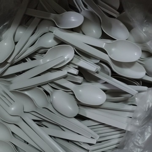 SPOON & FORK WHITE MEDIUM DISPOSABLE sold per Kilo (1kg spoon= 140 to 145pcs fork= 145 to 150pcs)