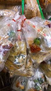 Bánh tráng dẻo mỡ hành ăn cùng ớt rim siêu dính.