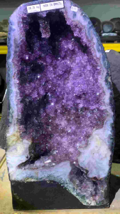 🔝特美的紫晶洞⭐️，虽然产地来自巴西🇧🇷不过紫度一点都不输 特点有颗钟乳石晶簇还带最近很流行的 红胶花共生矿像一颗小虎牙一样 🦷｜ 底部有水波纹玛瑙边 非常有意境哟  #马来西亚子水晶洞 #紫晶洞 #新上水晶店 #jbcrystal #amethyst