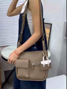 YUNABEE 2911-1# กระเป๋าแบรนด์แท้ พรีเมี่ยม ทรง​ HoboBag คอลเลคชั่นใหม่ ดีเทลรุ่นนี้ใช้PU2หนัง เนื้อSuedeและเนื้อCalfตกแต่งด้านหน้าด้วยpocketกระเป๋าและซิปเก๋ๆ ขนาด 10 นิ้ว มีพ็อคเก็ตกระเป๋าจัดระเบียบด้านใน ใส่ของใช้งานสะดวก งานสวยพรีเมียม