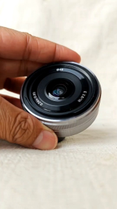เลนส์กล้อง Sony SEL16mm f2.8 Lens Wide-Angle for E-Mount Near Mint  พร้อมฝาหน้า ท้าย