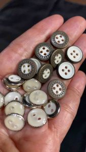 กระดุม4รู ขอบโลหะ 12 มิล / ชุดละ 10 เม็ด