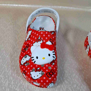 Sandal Crocs Classic Hello Kitty Red Polka Dost/Crocs Hello Kitty Kids/Crocs Classic Clog Hello Kitty Anak-Anak/Sandal Crocs Anak-Anak