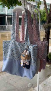 กระเป๋าผ้าใบกลาง ลายดอกไม้ ลูกฟูกสีพื้น น่ารักๆ 👀🎧