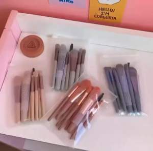 Bộ Cọ Trang Điểm 8 Cây Vintage Siêu Cute Trong Túi Zip