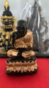 หลวงปู่ทวดเนื้อแร่เหล็กน้ำพี้ องค์เล็ก ฐาน 4 ซม.สูง6.5 ซม. เหมาะสำหรับวางหน้ารถยนต์