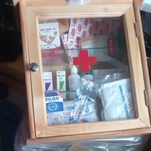 TRỌN BỘ: TỦ Y TẾ GỖ TREO TƯỜNG 3 NGĂN KT 45x40x15cm. KÈM BÔNG BĂNG KEO GẠC CỒN 90°POVIPIDINE OXY GIÀ KÉO NHỌN 14..