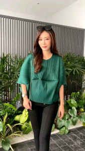 สวยไฮโซวววว 😍 เสื้ออัดพลีทอย่างดี แบบงานแบรนด์ ดีไซด์ไหล่สโลป เย็บกลางลำตัว 📌📌 รุ่นนี้ เกร๋กรุบมว้ากกกกก ใส่สบาย ไม่รัดตัว มีคุณภาพใหม่ ให้อึดอัดเลยคร้า",