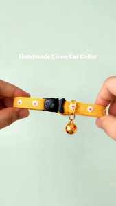 Purrcraft (เพอร์คราฟท์) MINI DAISIES :ปลอกคอนิรภัยสําหรับแมวแฮนด์เมดปักลายดอกไม้จิ๋วบนผ้าลินิน 100 % กว้าง 12 mm. มี 9 สี