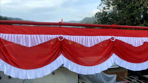 Bendera Background Merah Putih Bergelombang Panggung Poni Panjang 8 Meter