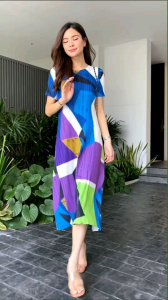 เดรสตัวยาว แพทเทิร์นอัดพลีทเข้าเคิร์ฟ ทรงคอกลม แขนสั้น ดีไซด์ กราฟฟิคและ เพ้นท์ลายดอกไม้ 🪸🪸 เนื้อผ้าพลีทเนื้อนิ่ม นุ่ม ใส่สบาย งานสวยมว้ากกกกก 😉 ชุดเดียวเอาอยู่ ใส่เป็น Everyday Look ได้ แบบเก๋ ถูกใจแน่นอนคร่า❤️ ** งานคัตติ้งประณีต อัดพลีท ลอนเล็ก