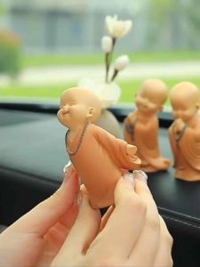 Tượng chú tiểu tứ không múa võ túy quyền an nhiên tự tại trang trí taplo ô tô xe hơi bàn làm việc tiểu cảnh