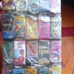 100 pcs GANTUNGAN KUNCI MINIATUR MINUMAN KOTAK SOUVENIR PERNIKAHAN KHITANAN CENDRAMATA