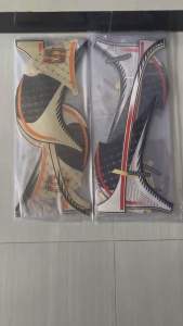 STIKER STRIPING LIS LES BODY MOTOR SCOOPY FI NEW 2024 FASHION\\n\\n Apa Itu Striping Motor?\\n\\nStriping motor adalah proses pemasangan stiker atau lapisan pada bodi motor untuk memberikan tampilan yang lebih menarik dan unik. Stiker striping motor tidak hanya meningkatkan estetika, tetapi juga dapat melindungi bodi motor dari goresan dan kerusakan.\\n\\n Sejarah Striping Motor\\n\\nSejak dulu, striping motor telah menjadi tren di kalangan pengendara motor. Awalnya, striping motor hanya dilakukan dengan cat khusus yang diterapkan pada bodi motor. Namun, seiring berjalannya waktu, penggunaan stiker striping menjadi lebih populer karena lebih mudah diterapkan dan tidak merusak bodi motor aslinya.\\n\\n Manfaat Striping Motor\\n\\nMengaplikasikan stiker striping pada motor memiliki beberapa manfaat, seperti:\\n\\n- Meningkatkan estetika motor dengan tampilan yang lebih menarik dan unik.\\n- Melindungi bodi motor dari goresan dan kerusakan.\\n- Menambah nilai jual motor jika dijual kembali.\\n\\n Mengapa Pilih Stiker Striping Motor Scoopy FI 2024?\\n\\nStiker striping motor Scoopy FI 2024 adalah pilihan tepat bagi Anda yang ingin memberikan tampilan baru pada motor Anda. Berikut beberapa alasan mengapa Anda harus memilih stiker striping motor Scoopy FI 2024:\\n\\n Kelebihan Desain Stiker Motor Scoopy\\n\\nStiker striping motor Scoopy FI 2024 memiliki desain yang menarik dan modern, sesuai dengan trend fashion aksesoris motor saat ini. Desain stiker ini dirancang khusus untuk motor Scoopy FI 2024, sehingga pas dan cocok pada bodi motor.\\n\\n Kelebihan Stiker Body Motor\\n\\nStiker striping motor Scoopy FI 2024 memiliki kualitas yang baik dan tahan lama. Stiker ini terbuat dari bahan berkualitas tinggi yang dapat melindungi bodi motor dari goresan dan kerusakan.\\n\\n Cara Mengaplikasikan Stiker Striping Motor\\n\\nBerikut adalah langkah-langkah untuk mengaplikasikan stiker striping motor:\\n\\n Langkah-langkah Instalasi Stiker\\n\\n1. Bersihkan bodi motor dengan cairan pembersih khusus motor.\\n2. Lap bodi motor hingga kering.\\n3. Potong stiker striping sesuai dengan ukuran bodi motor.\\n4. Tempelkan stiker pada bodi motor dengan hati-hati dan pastikan tidak ada gelembung udara.\\n\\n Tips Untuk Hasil Optimal\\n\\nBerikut adalah beberapa tips yang dapat Anda ikuti untuk hasil optimal:\\n\\n- Gunakan alat perekat khusus untuk memastikan stiker menempel dengan baik.\\n- Jangan terburu-buru saat mengaplikasikan stiker, lakukan dengan hati-hati.\\n- Jika terdapat gelembung udara, gunakan alat penghisap gelembung untuk menghilangkannya.\\n\\n Mengenal Lebih Dekat Stiker Striping Motor Scoopy FI 2024\\n\\n Desain Stiker Striping Motor Scoopy FI 2024\\n\\nStiker striping motor Scoopy FI 2024 memiliki desain yang menarik dan modern, sesuai dengan trend fashion aksesoris motor saat ini. Desain stiker ini dirancang khusus untuk motor Scoopy FI 2024, sehingga pas dan cocok pada bodi motor.\\n\\n Stiker Striping Motor Scoopy FI 2024 vs Model Lain\\n\\nStiker striping motor Scoopy FI 2024 memiliki beberapa keunggulan dibandingkan model lain, seperti:\\n\\n- Desain yang menarik dan modern.\\n- Terbuat dari bahan berkualitas tinggi yang tahan lama.\\n- Cocok untuk motor Scoopy FI 2024.\\n\\nJadi, jika Anda mencari stiker striping motor yang menarik dan modern, stiker striping motor Scoopy FI 2024 adalah pilihan yang tepat untuk Anda.\"