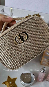 กระเป๋าเครื่องสำอางค์ Dior Beauty Pouch - Holiday 2025 *กระเป๋าแยกขายจากเซ็ตของ Holiday Gift Set จากเคาเตอร์ไทย *ร้านเราไม่ได้สั่งกระเป๋าแบบแยกขายจากจีน เพราะขนาดและรูปทรงของกระเป๋าไม่ได้คุณภาพ*