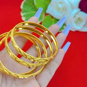 Chic Gold-Tone Bracelet with 4 Intertwined Rings – Elegant & Modern
