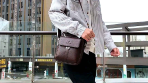 BISA COD Tas Selempang Pria Kulit Sling Bag Anti Air Tas Trendy Untuk Sehari-Hari Kantong Multifungsi Dengan Resleting Daya Tampung Barang Harian - Lazada