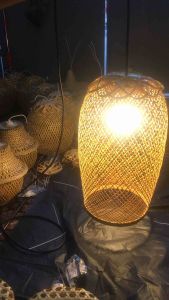 โคมไฟไม้ไผ่สานทรงยาวราคาพร้อมขั้วไฟ e27 ทาเคลือบเรียบร้อย 1 หน้า
