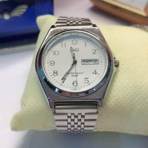 Đồng hồ nam Q&Q Quartz hai lịch dây thép không gỉ khóa thông minh