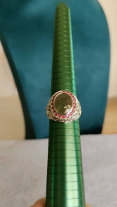 แหวนเขียวส่องแท้(Green Sapphire) พลอยแท้ 100%สีเขียวก้านมะลิ ล้อมด้วยพลอยทับทิมแท้ ตัวเรือน 92.5% ออกแบบแหวนทรงมอญ ใส่เต็มหน้านิ้ว ไซส์ 60 เหมาะสำหรับคุณผู้ชายหรือคุณผู้หญิงใส่ติดมิอหรือมอบเป็นของขวัญ