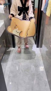 卡通硅藻泥地垫 (60cm✘40cm）Cartoon Diatom Mud Floor Mat有多少人洗完澡是不想擦脚的🤔。我在浴室门口放了一个硅藻泥地垫✨，洗完澡踩上去✨，脚上的水会很快吸干✨，吸水垫上的水也干的很快脏了