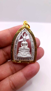 K263 หลวงพ่อโสธร วัดโสธร รุ่นกรมตำรวจ 80 ปี เนื้อ โลหะ ชุบเงิน ขนาด 5x3 ซม. กรอบพระ ทองไมครอน ล้อมเพชร