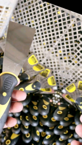 เกียง เกรียง ใช้สำหรับโป๊วสี ด้ามพลาสติก ฉาบสี ที่แซะ เกียง สามารถใช้แต่งลายปูนเปลือย มีให้เลือกหลายขนาดเกรียงโป๊วสแตนเลส 6 นิ้ว1 อัน)