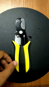 คีมปอกสายไฟ เครื่องมือสำหรับปอกสายไฟ ตัดสายไฟ คีมดึงลวดอเนกประสงค์ คีมสำหรับปอกและดึงสายไฟ ขนาด 7 นิ้ว