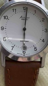 Đồng hồ namnữ hiệu SEIKO AVENUE QUARTZsize 34mmlịch Lộcmặt trắng cọc số học tròchống nước tốt lên đến 10BARdây da linh kiện được thay mớihình thức sản phẩm còn khá mới có xước nhẹ