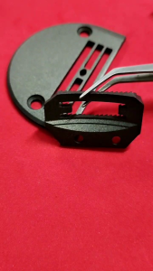 ( H26 GIGI KASAR 4 BARIS ) Needle plate Set / Gauge Set Mesin Jahit Industri Teflon H26 Hitam Teflon  M.J.M-12404