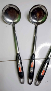 IRUS STAINLESS GAGANG HITAM MADE IN CHINA / Irus Sayur / Sendok Sayur