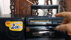 Cassette Sony CFS-1177S vẫn còn đẹp theo thời gian zin nguyên bản như hình.
