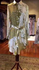 Nahra Tunik by Dian Pelangi LIMITED EDITION Blouse Baju Atasan Kemeja Blus Batik Kerja Kantor Casual Formal Pesta Pernikahan Kondangan Wanita Hijaber Cantik Anggun Modis Modern Elegan Mewah Model Korea Terbaru Motif Batik Abstrak Hand Made Kekinian