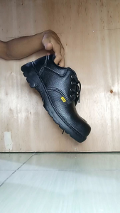 Sepatu Kerja Gaya Proyek: Pilihan Tepat untuk Aktivitas Harian