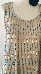 เสื้อแขนกุดตัวยาว ผ้าชีฟอง (SK15) สีเขียวหม่น ปักเลื่อมสีทองด้าน สลับมุกน้ำเงินเหลือบรุ้ง ทรงตรง Made in India : Size 2/S  (อก 34") :Used