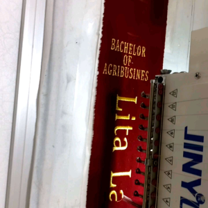 selempang model kalung tulisan nama memanjang kebawah terbaik di kelasnya