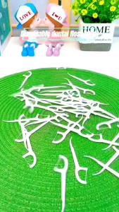 Tusukan gigi Dental floss stick mudah dibawa karna free kotak isi 50pcs