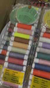 ด้ายพร้อมเข็มยกโหลมีด้ายให้12สีแพคล่ะ12แผง