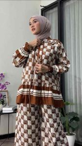 Reggangis - OneSet Alesha Bahan Rayon Diamond Satu Ukuran Resleting Depan Busui Friendly Full Motif Stegan Blouse dan Celana Kulot Busui Friendly dan Lengan Karet Outfit Daily Nyaman dan Adem Tidak Menerawang Bahan Premium OneSet Viral