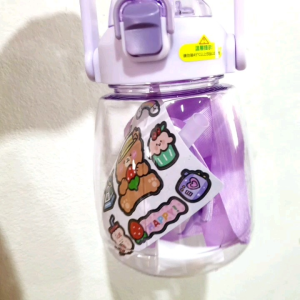 ขวดน้ำ กระติกน้ำพลาสติก พร้อมหลอด มีสายสะพาย 1300มล. (สีม่วง)