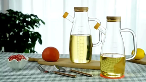 Teko Kaca Borosilikat Dapur Botol Minyak 900ml Transparan Tahan Panas / Wadah Minyak Dapur Kaca Anti Lekat / Tempat Bumbu Kaca Tahan Lama / Botol Minyak Goreng Dapur Anti Tumpah Gagang Glass Kayu