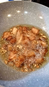 หมูสามชั้นหม้กกระเทียมพริกไทยแดดเดียว(พร้อมปรุง)แสนอร่อยกรอบนอก นุ่มในรสชาติกลมกล่มมี2ขนาด200และ500