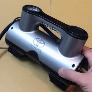 Bơm xe Toyota rất tiện lợi đa năng dễ sử dụng