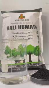 Phân bón hữu cơ KALI HUMATE ( HUMIC ACID) (gói 1kg) giúp cải thiện cấu trúc đất - giúp đất màu mỡ - kích thích bộ rễ phát triển hoàn thiện - kích đọt nhanh - đẻ nhánh - nở bụi - lá dày và xanh.