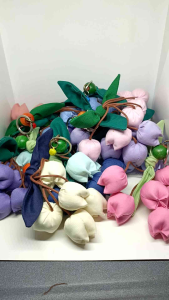 พวงกุญแจดอกทิวลิปห้อยกุญแจห้อยประดับกระเป๋าสีพื้น1ช่อมี6ดอก