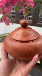 Hộp đựng thuoc l.a.o hạt dưa dạt bí... làm bằng gỗ Hương to 12cm cao 10cm