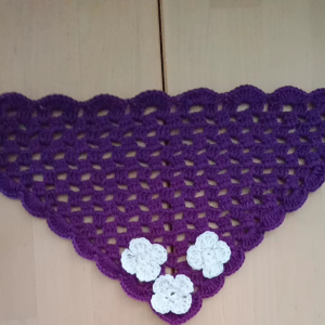 ผ้าโพกผมไหมพรม สีม่วงประดับด้วยดอกไม้สีขาว 3ดอก ด้านล่าง งานถักสำหรับคลุมผม งานถักโครเชต์