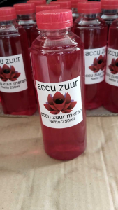 dua pasang accu zuur merah. air aki buat nambah aki kering