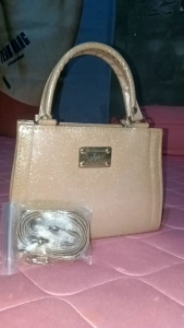 กระเป๋าถือขนาดเล็กสีเบจเมทัลลิกพร้อมสายสะพายไหล่ที่ถอดออกได้