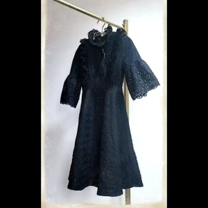 PISAMAI เดรสสีดำ แขนกระดิ่ง กระโปรงบาน